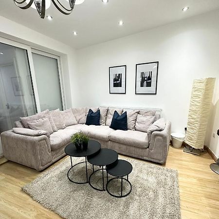 London Charm - Stylish Room In Spacious Home Екстериор снимка