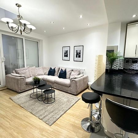 London Charm - Stylish Room In Spacious Home Екстериор снимка