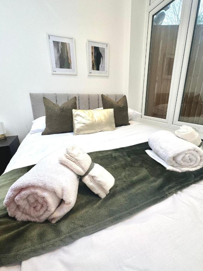 London Charm - Stylish Room In Spacious Home Екстериор снимка