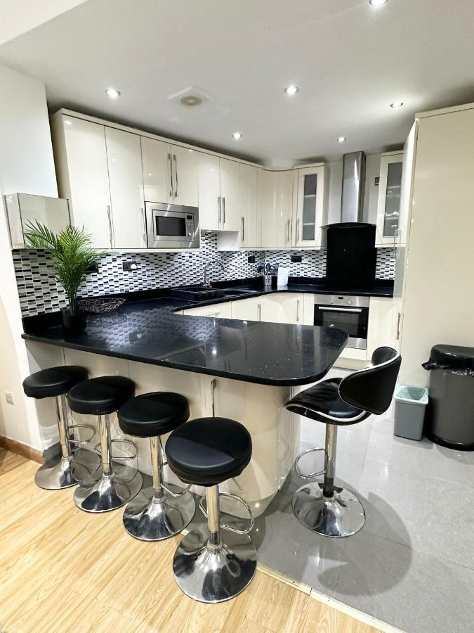 London Charm - Stylish Room In Spacious Home Екстериор снимка