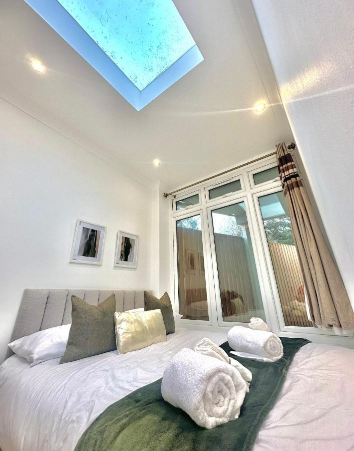London Charm - Stylish Room In Spacious Home Екстериор снимка
