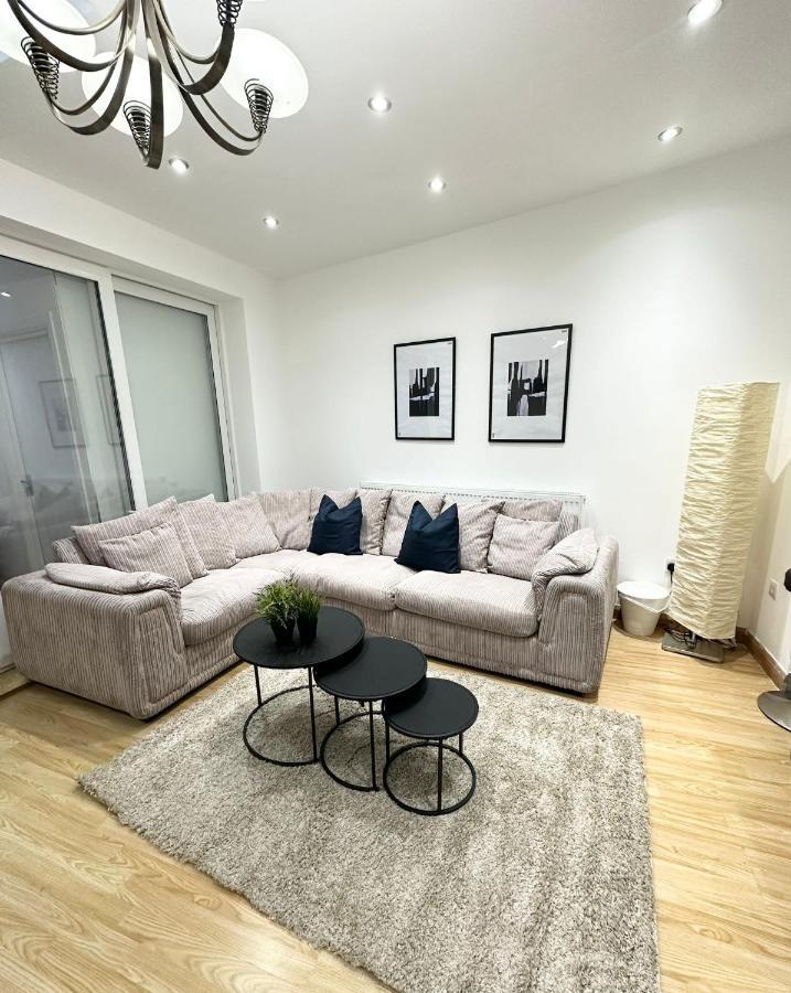 London Charm - Stylish Room In Spacious Home Екстериор снимка