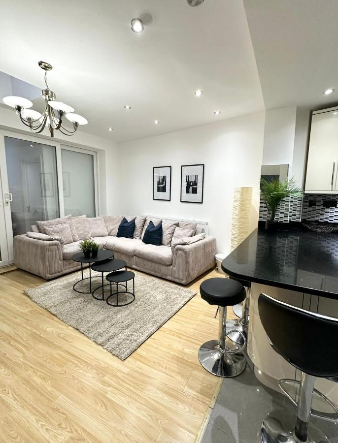 London Charm - Stylish Room In Spacious Home Екстериор снимка