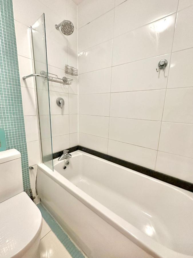 London Charm - Stylish Room In Spacious Home Екстериор снимка