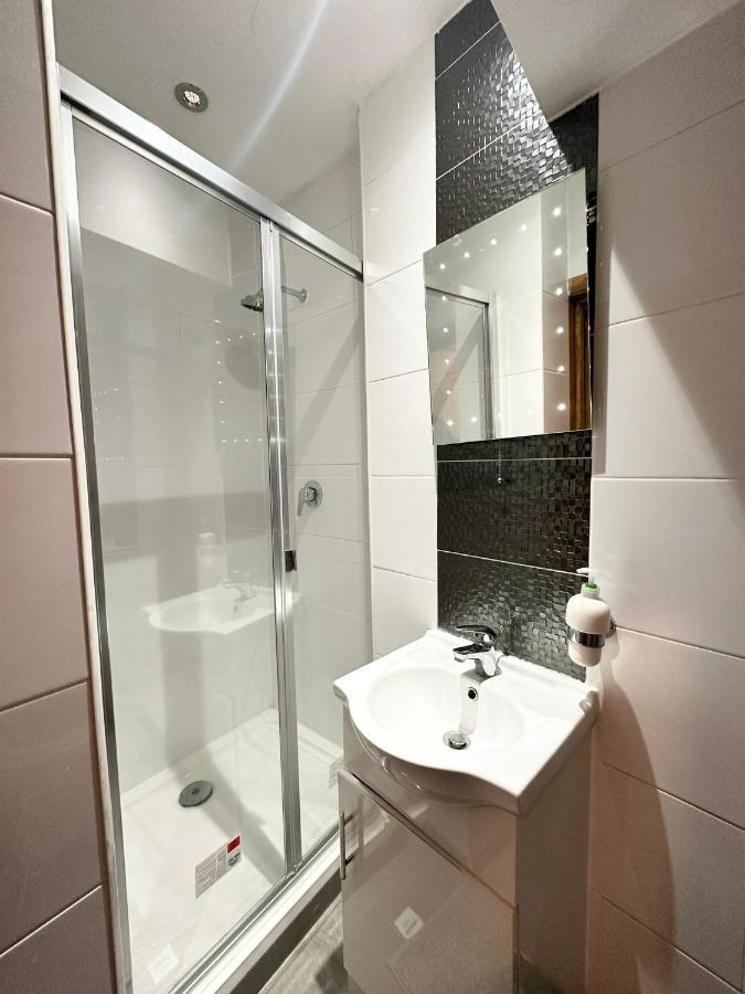 London Charm - Stylish Room In Spacious Home Екстериор снимка