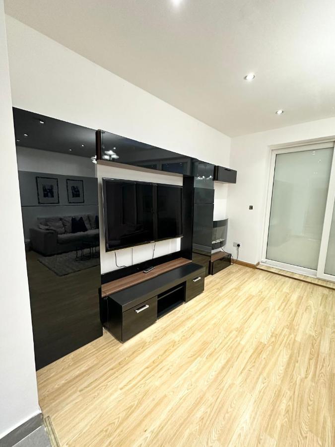London Charm - Stylish Room In Spacious Home Екстериор снимка